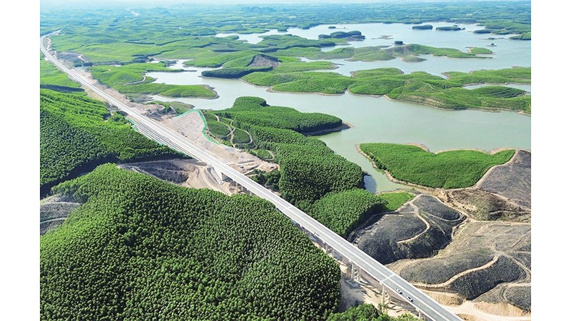 Cao tốc Vạn Ninh-Cam Lộ xuyên qua những địa hình phức tạp như đồi núi, bắc qua sông hồ.