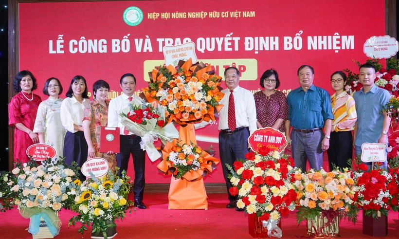 Lãnh đạo Hiệp hội Nông nghiệp hữu cơ Việt Nam chung vui với tập thể cán bộ, phóng viên Tạp chí Hữu cơ Việt Nam và phiên bản điện tử Nông nghiệp hữu cơ Việt Nam.
