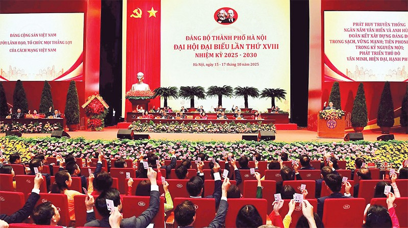 Các đại biểu biểu quyết thông qua Nghị quyết Đại hội Đảng bộ Thành phố Hà Nội lần thứ 18, nhiệm kỳ 2025-2030.