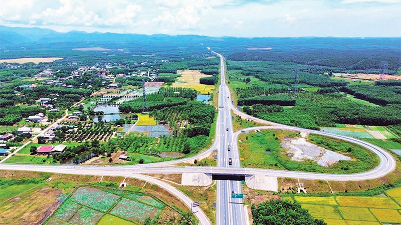 Cao tốc Cam Lộ - La Sơn có điểm đầu tuyến kết nối với cao tốc Vạn Ninh - Cam Lộ tại xã Cam Lộ (Quảng Trị), điểm cuối kết nối với cao tốc La Sơn - Hòa Liên tại xã Hưng Lộc (TP Huế).