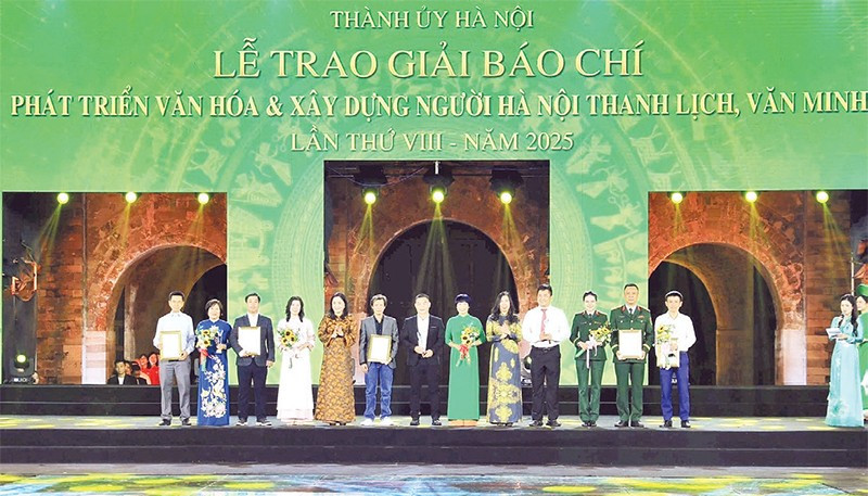 Ban Tổ chức vinh danh những tác giả có tác phẩm xuất sắc về phát triển văn hóa Hà Nội 2025.