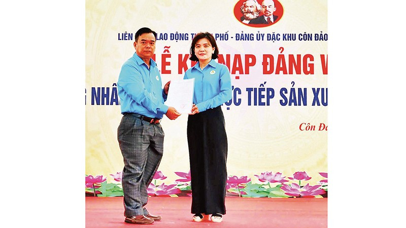 Chị Trần Thị Hồng Phượng (Công ty TNHH Một thành viên Dịch vụ công ích Quận 7) vinh dự nhận Quyết định kết nạp đảng viên tại Côn Đảo vào ngày 3/2/2026.