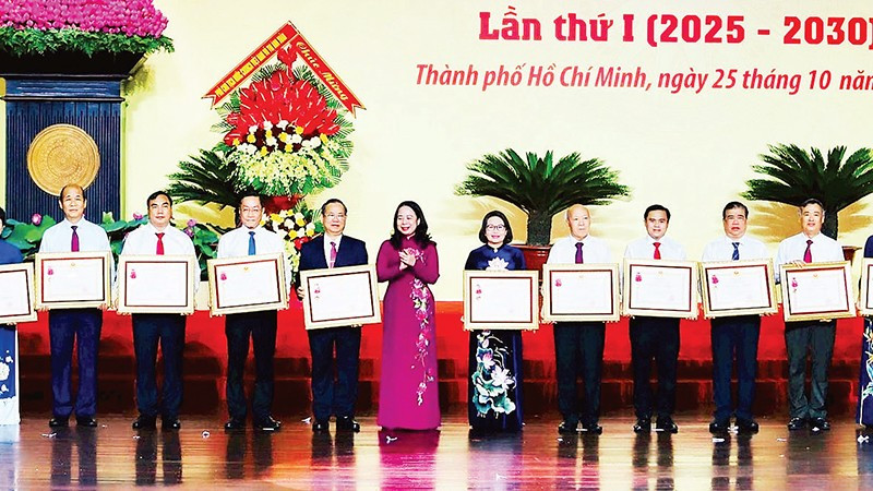 Phó Chủ tịch nước Võ Thị Ánh Xuân trao Huân chương Lao động hạng nhất và hạng nhì tặng các cá nhân tại Đại hội thi đua yêu nước Thành phố Hồ Chí Minh lần thứ nhất (2025-2030).