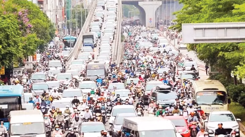 Nhiều tuyến đường tại Hà Nội thường xuyên quá tải và ùn tắc kéo dài. 