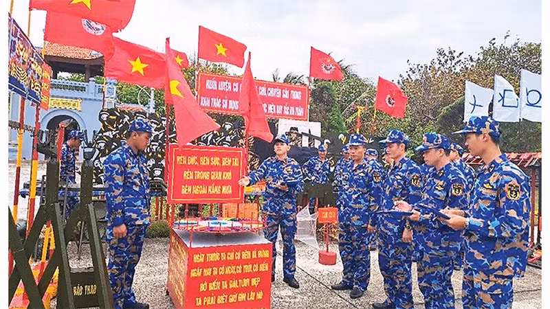 Chấm thi mô hình học cụ trong lễ ra quân huấn luyện tại đảo Trường Sa. (Ảnh CTV)