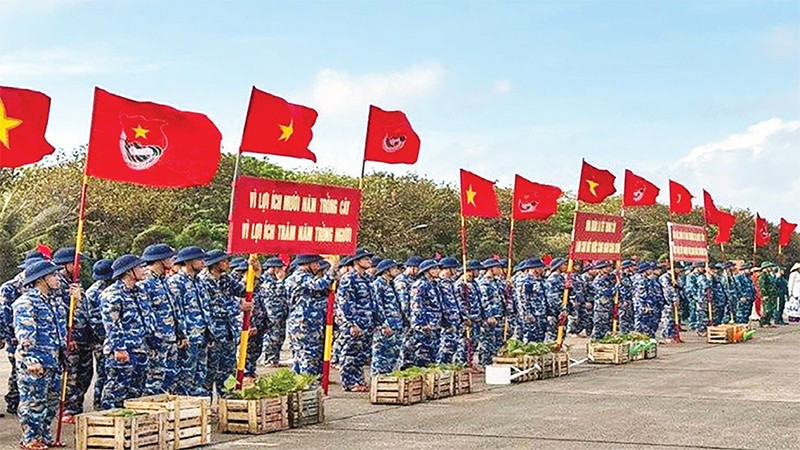 Quân dân đặc khu Trường Sa hưởng ứng Tết trồng cây đời đời nhớ ơn Bác Hồ. (Ảnh CTV)
