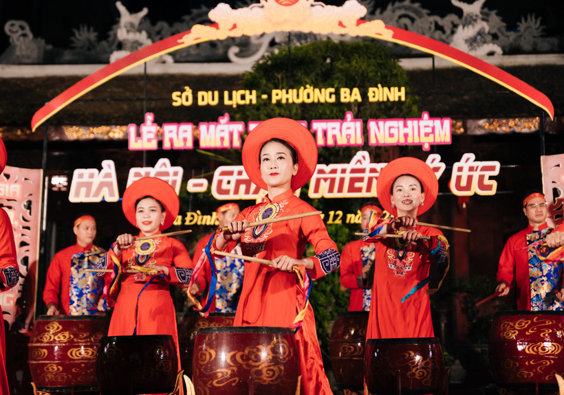 Biểu diễn nghệ thuật trong lễ trong chương trình quảng bá điểm đến Đảo Ngọc-Trúc Bạch và ra mắt tour du lịch trải nghiệm "Hà Nội-Chạm miền ký ức" tại Đền Quán Thánh.