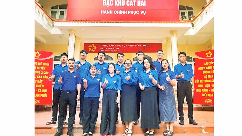 Đội hình tình nguyện của Đoàn Thanh niên Đặc khu Cát Hải tham gia hỗ trợ người dân tại Trung tâm phục vụ hành chính công của Đặc khu. (Ảnh QUỐC VIỆT)