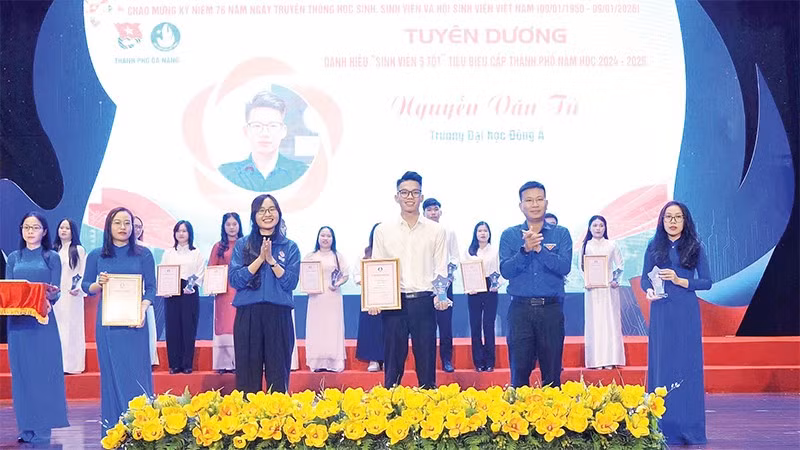 Nguyễn Văn Tú tại lễ tuyên dương “Sinh viên 5 tốt” cấp thành phố.