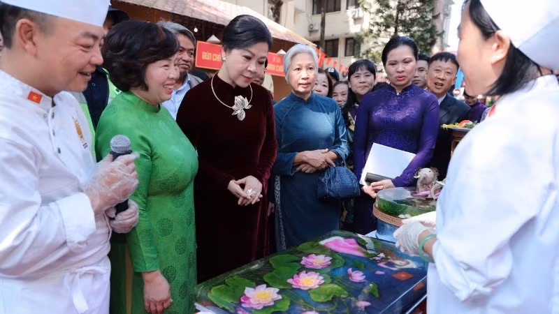 Bà Ngô Phương Ly, Phu nhân Tổng Bí thư Tô Lâm cùng các đại biểu tham quan các gian hàng tại Liên hoan Văn hóa ẩm thực quốc tế 2025.