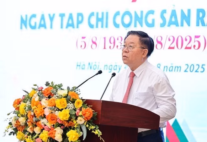 Đồng chí Nguyễn Trọng Nghĩa, Ủy viên Bộ Chính trị, Bí thư Trung ương Đảng, Trưởng Ban Tuyên giáo và Dân vận Trung ương phát biểu tại buổi gặp mặt. 