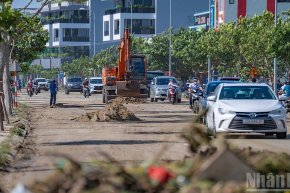 Việc dọn dẹp được triển khai khoa học, không để ảnh hưởng tới giao thông trên tuyến đường.