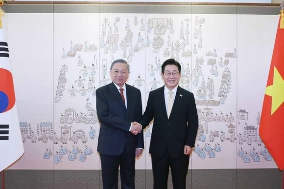 Tổng Bí thư Tô Lâm và Tổng thống Hàn Quốc Lee Jae Myung chụp ảnh chung. (Ảnh: Thống Nhất/TTXVN)