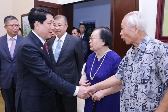 Chủ tịch nước Lương Cường với đại diện gia đình nhân sĩ hữu nghị - tướng lĩnh cách mạng, chuyên gia, cố vấn Trung Quốc từng tham gia giúp đỡ Việt Nam. (Ảnh: Lâm Khánh/TTXVN)