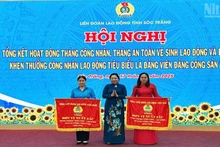 Phó Bí thư Thường trực Tỉnh ủy Sóc Trăng trao Cờ thi đua xuất sắc của Tổng Liên đoàn Lao động Việt Nam cho các đơn vị tiêu biểu.