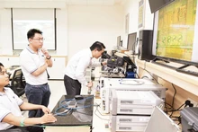 Các nhà khoa học, giảng viên trẻ của Đại học Quốc gia Thành phố Hồ Chí Minh trong một buổi nghiên cứu thiết kế vi mạch.