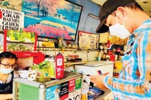 Các cửa hàng buôn bán nhỏ ở Thành phố Hồ Chí Minh đều áp dụng hình thức thanh toán không dùng tiền mặt.