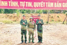 Ban chỉ huy Tiểu đoàn 5 tuyên dương học viên bắn giỏi.