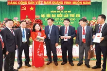Bí thư Tỉnh ủy Phú Yên Cao Thị Hòa An (người thứ tư từ trái sang) trao đổi với lãnh đạo xã An Mỹ, huyện Tuy An trước thềm đại hội.