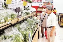 Người tiêu dùng chọn mua rau sạch đạt chứng nhận “Tick xanh trách nhiệm” trong một siêu thị SatraMart ở thành phố.