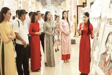 Trưng bày tác phẩm ký họa của các họa sĩ từng trực tiếp tham gia chiến đấu tại chiến trường Khu V. (Ảnh LÊ VƯƠNG)