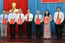 Lãnh đạo tỉnh An Giang trao quyết định cho các đồng chí lãnh đạo Báo và Phát thanh Truyền hình An Giang.