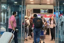 Đoàn công dân Việt Nam vào sân bay ở Cairo (Ai Cập) để về nước trong tuần qua. (Nguồn: Đại sứ quán Việt Nam tại Israel)