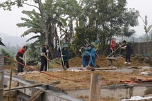 Cán bộ huyện Chợ Đồn ra quân giúp xóa nhà tạm cho hộ nghèo tại xã Bình Trung. (Ảnh: HÀ TUYẾT)