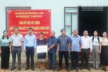 Trao nhà đại đoàn kết cho chị Ksor Biu.