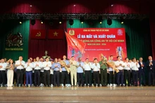 Ban lãnh đạo, ban huấn luyện, cầu thủ Câu lạc bộ Bóng đá Công an Thành phố Hồ Chí Minh ra mắt người dân thành phố.