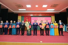 Lãnh đạo tỉnh Thái Nguyên tặng hoa chúc mừng các đồng chí được phân công giữ chức vụ lãnh đạo các Ban Xây dựng Đảng của Tỉnh uỷ. (Ảnh: HOÀNG ANH).