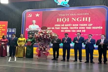 Phó Bí thư Thường trực Tỉnh ủy, Chủ tịch Hội đồng nhân dân tỉnh Thái Nguyên trao quyết định thành lập và tặng hoa chúc mừng. (Ảnh: HÀ THANH)