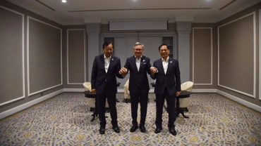 Phó Thủ tướng, Bộ trưởng Ngoại giao Bùi Thanh Sơn đã có cuộc ăn sáng làm việc với Phó Thủ tướng, Bộ trưởng Ngoại giao và Hợp tác quốc tế Campuchia Prak Sokhonn và Bộ trưởng Ngoại giao Lào Thoongsavan Phomvihan. (Ảnh: BNG)