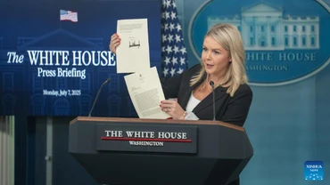 Thư ký báo chí Nhà Trắng Karoline Leavitt giới thiệu bức thư của Tổng thống Mỹ Donald Trump gửi Tổng thống Hàn Quốc trong buổi họp báo tại Nhà Trắng ở Washington ngày 7/7/2025. (Ảnh: THX)