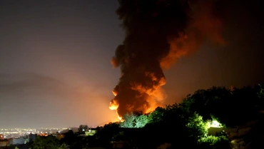 Một kho nhiên liệu ở Tehran, Iran trúng không kích của Israel tối 15/6/2025. (Ảnh: AA/TTXVN)