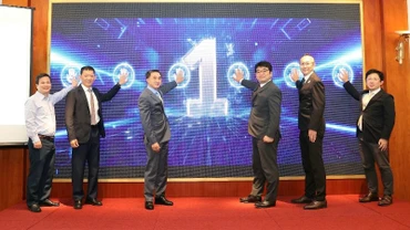 Các đại biểu thực hiện nghi thức bấm nút đánh dấu việc khởi động chính thức Dự án Khám chữa bệnh từ xa. (Ảnh: JICA)