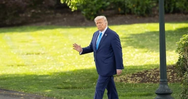 Tổng thống Mỹ Donald Trump đi bộ lên trực thăng tại khuôn viên Nhà trắng ở Washington D.C. (Ảnh: Tân Hoa xã)