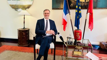 Đại sứ Cộng hòa Pháp tại Việt Nam Olivier Brochet chia sẻ với phóng viên Báo Nhân Dân. (Ảnh: HẢI YẾN)