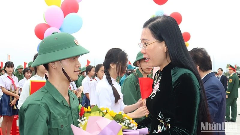 Bí thư Tỉnh ủy Quảng Ngãi Bùi Thị Quỳnh Vân tặng hoa, động viên chúc tân binh an tâm lên đường nhập ngũ hoàn thành xuất sắc mọi nhiệm vụ được giao.