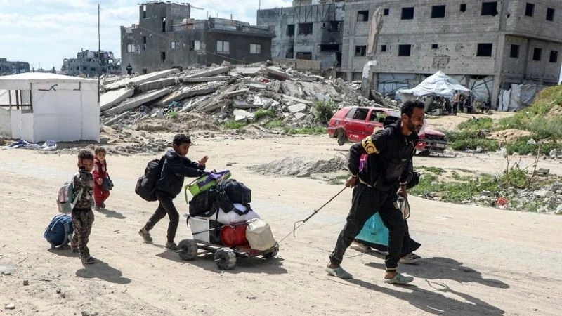 Người dân Palestine sơ tán tránh xung đột khỏi khu vực Jabalia, phía bắc dải Gaza, ngày 19/5/2025. (Ảnh: THX/TTXVN)
