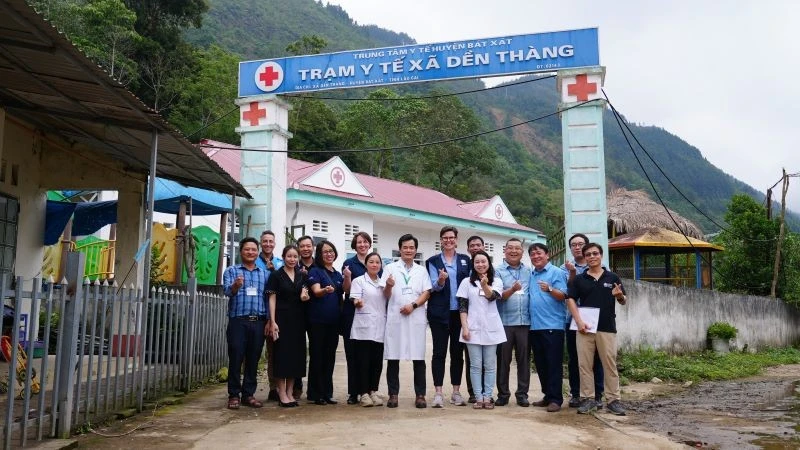 Đoàn thăm và làm việc tại Trạm y tế xã Dền Thàng, huyện Bát Xát, tỉnh Lào Cai. (Ảnh: PV)