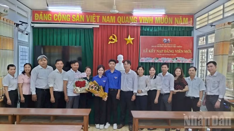Kết nạp đảng viên là học sinh tại Trường trung học phổ thông Phan Việt Thống, xã Bình Phú, tỉnh Đồng Tháp.