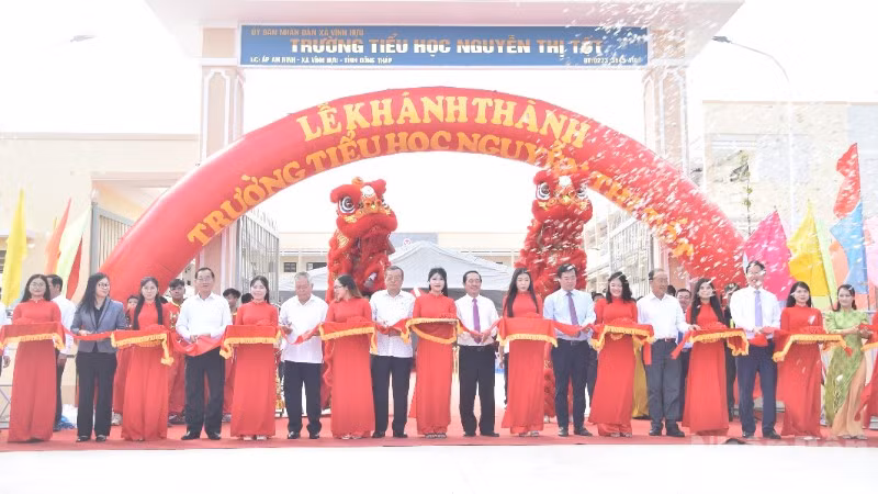 Cắt băng khánh thành Trường Tiểu học Nguyễn Thị Tốt.