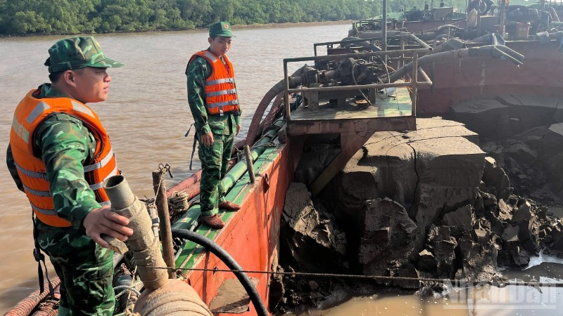 Tổ công tác kiểm tra phương tiện vi phạm trên biển. 