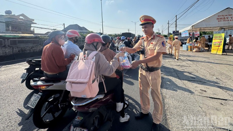 Lực lượng Cảnh sát giao thông tổ chức phát nước cho người dân.