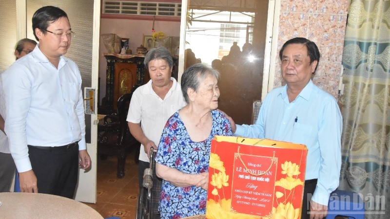 Đồng chí Lê Minh Hoan thăm hỏi và tặng quà cho gia đình bà Phạm Thị Hạnh.
