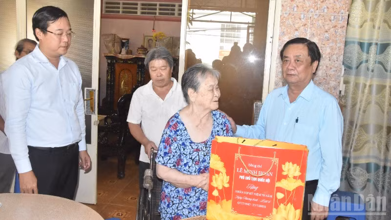 Đồng chí Lê Minh Hoan thăm hỏi và tặng quà cho gia đình bà Phạm Thị Hạnh.