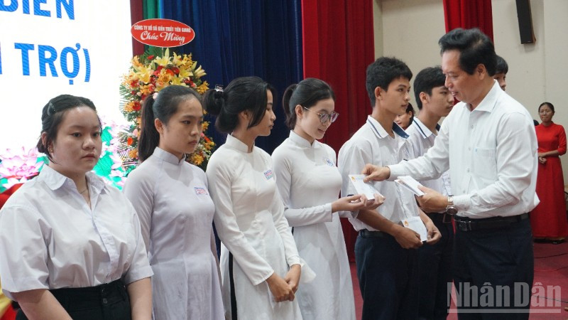 Lãnh đạo tỉnh Đồng Tháp trao học bổng cho các em học sinh trên địa bàn tỉnh.