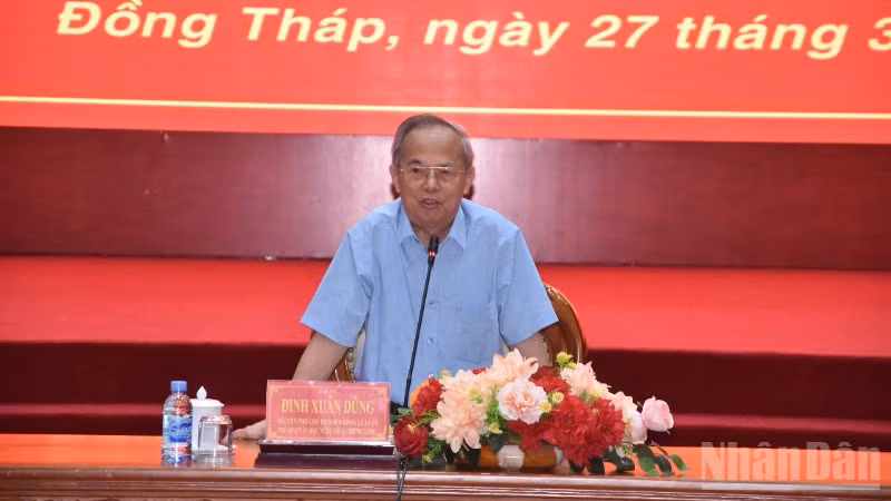 Giáo sư, Tiến sĩ Đinh Xuân Dũng, nguyên Phó Chủ tịch Hội đồng Lý luận, phê bình văn học, nghệ thuật Trung ương báo cáo tại hội nghị.
