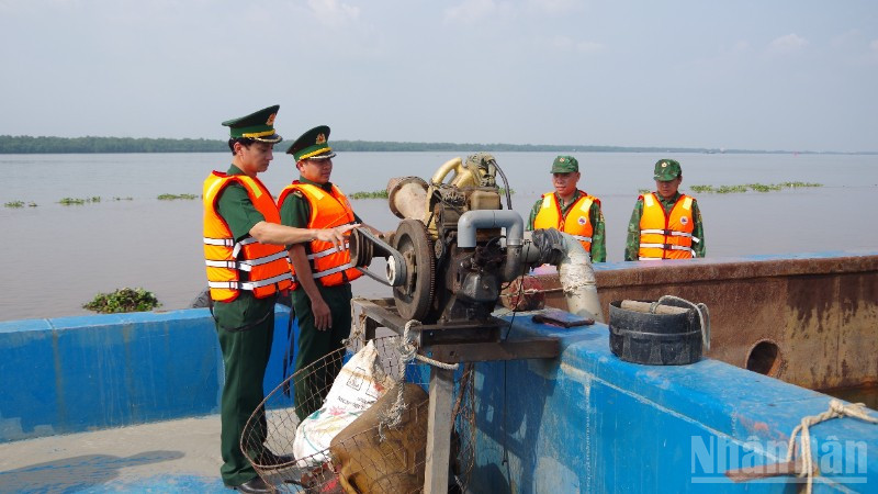 Kiểm tra hệ thống máy móc, dụng cụ dùng để bơm hút cát trên phương tiện. 